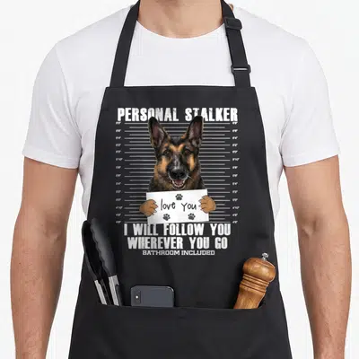 Tablier de cuisine noir avec illustration berger allemand tenue pancarte love You et texte blancPersonal Stalker
