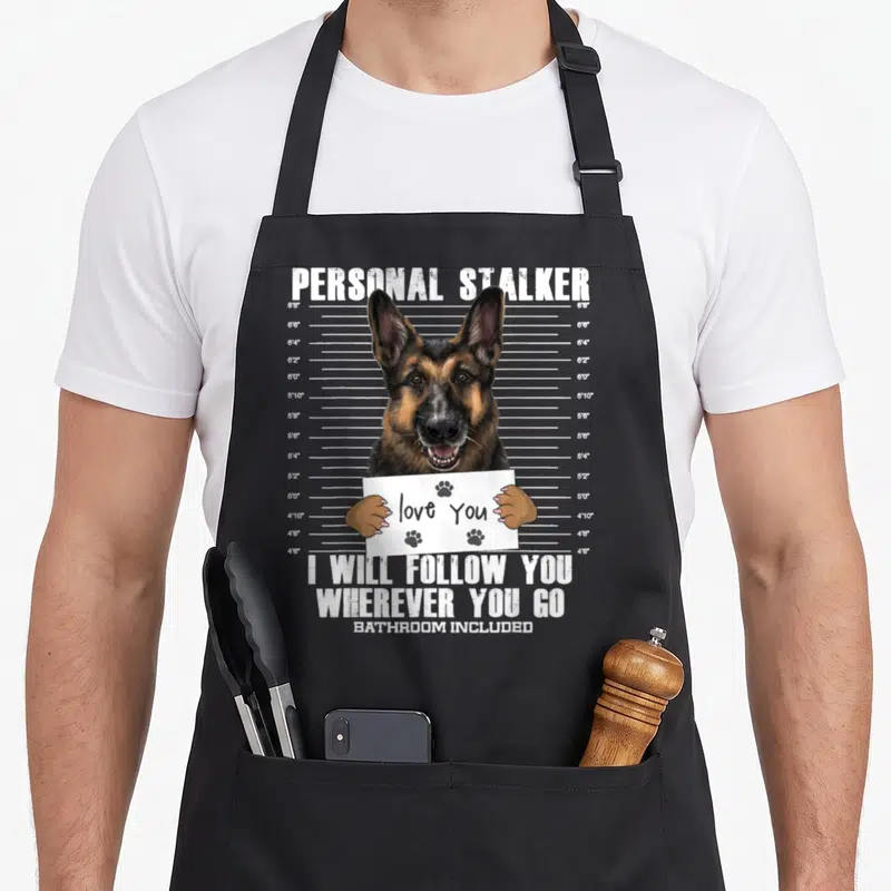 Tablier de cuisine noir avec illustration berger allemand tenue pancarte love You et texte blancPersonal Stalker