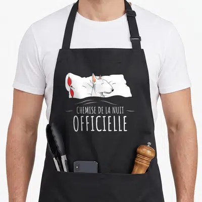 Tablier de cuisine noir avec illustration d'un Bull Terrier dormant sur un oreiller et le texte Chemise de la nuit