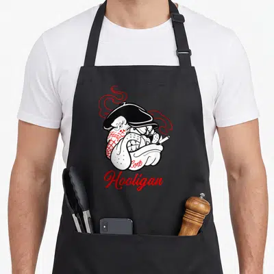 Tablier de cuisine noir avec illustration bulldog punk Hooligan fumant une cigarette et portant une casquette.