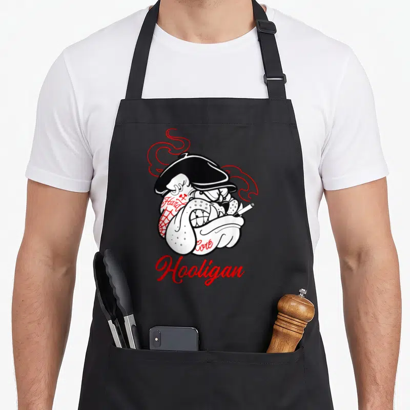 Tablier de cuisine noir avec illustration bulldog punk Hooligan fumant une cigarette et portant une casquette.