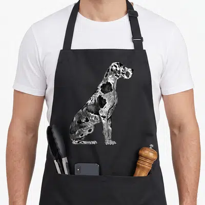 Tablier de cuisine noir avec une illustration gravure d'un Dogue Allemand assis de profil en noir et blanc.