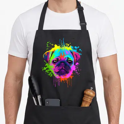 Tablier de cuisine noir avec illustration splash art d'un carlin multicolore aux éclats de peinture fluorescente.