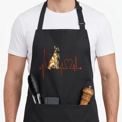 Tablier de cuisine noir avec illustration chien Malinois et ligne cardiologique rouge formant un cœur.
