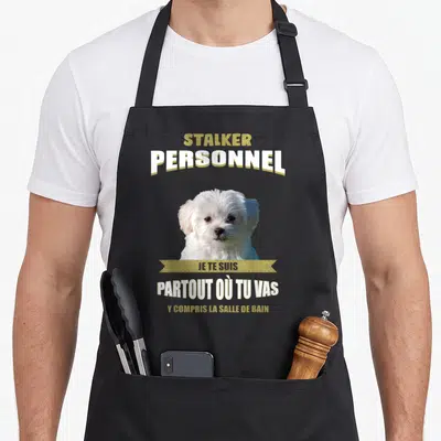 Tablier de cuisine noir avec un Bichon Maltais blanc et le texte Stalker Personnel Je te suis Partout où tu vas Y compris la salle de bain.