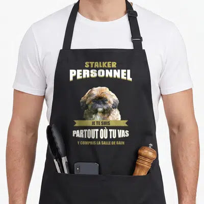 Tablier de cuisine noir avec illustration d'un Shih Tzu et texte humoristique en blanc et doré.