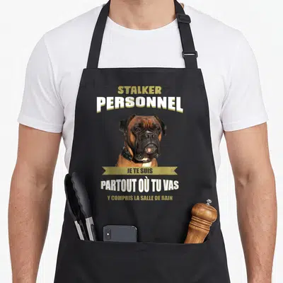 Tablier de cuisine noir avec un chien boxer et le texte Stalker Personnel Je te suis partout y compris la salle de bain.