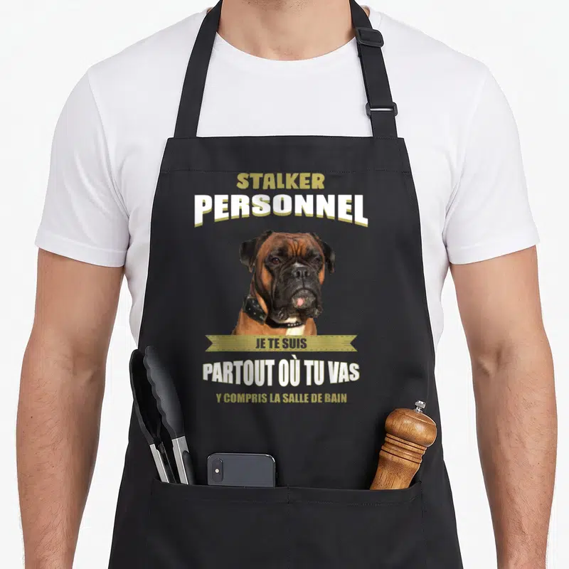 Tablier de cuisine noir avec un chien boxer et le texte Stalker Personnel Je te suis partout y compris la salle de bain.