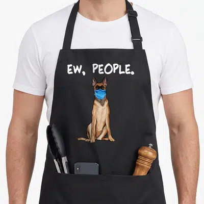 Tablier de cuisine noir avec un chien Malinois portant un masque bleu et le texte Ew Gens en haut.