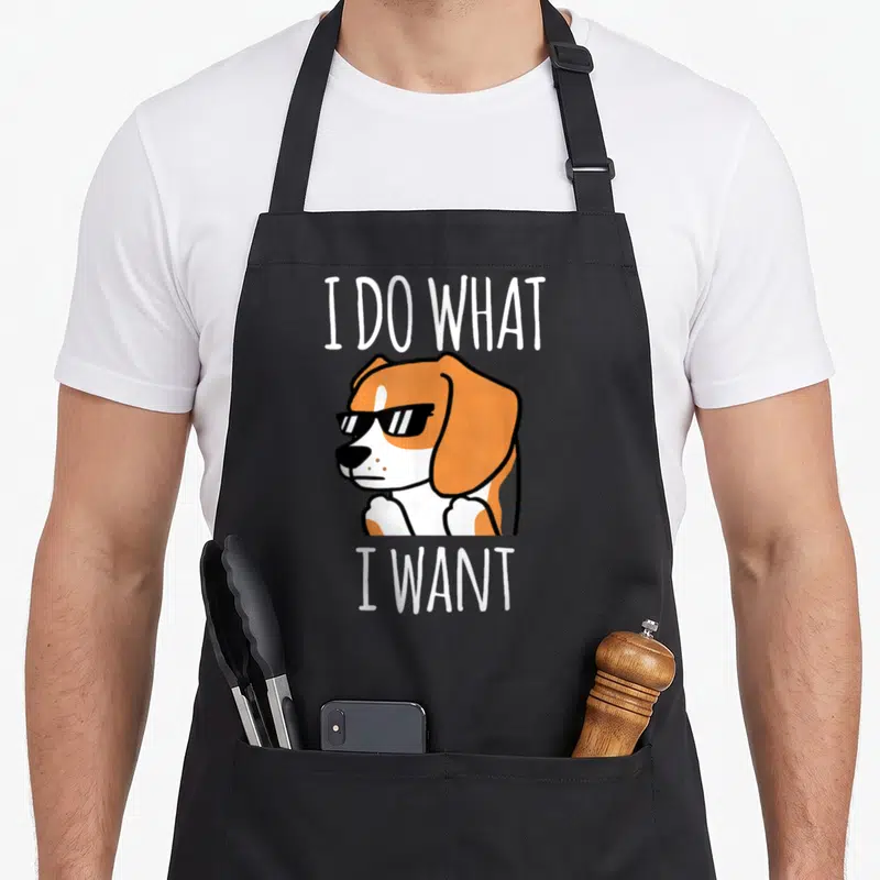 Tablier de cuisine noir avec illustration d'un beagle portant des lunettes noires et du texte blanc.