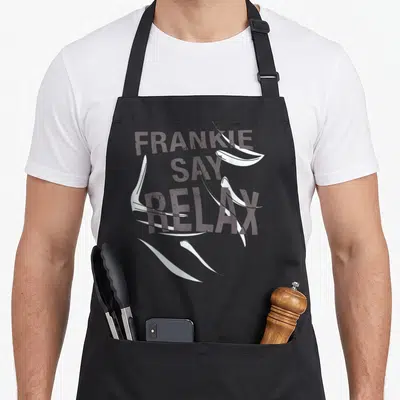 Tablier de cuisine noir avec inscription Frankie Say Relax et illustrations de plumes blanches stylisées.