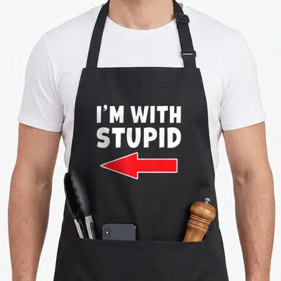 Tablier de cuisine noir avec l'inscription I'm With Stupid et une flèche rouge pointant vers la gauche.