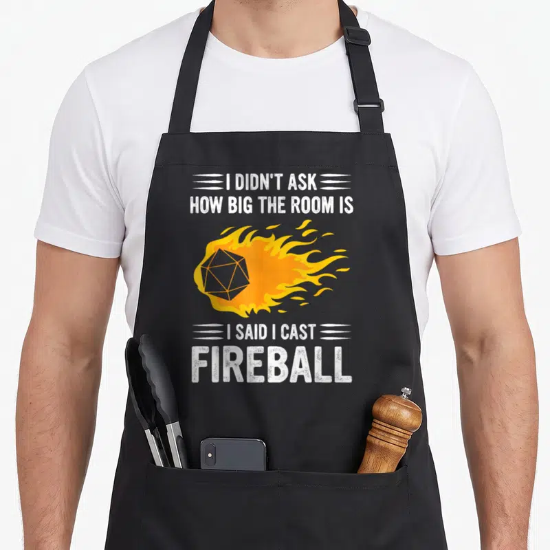 Tablier de cuisine noir avec un d20 enflammé et la citation I Said I Cast Fireball en blanc.