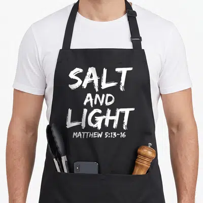 Tablier de cuisine noir avec inscription blanche Salt and Light Matthew 5:13-16 en style brush.