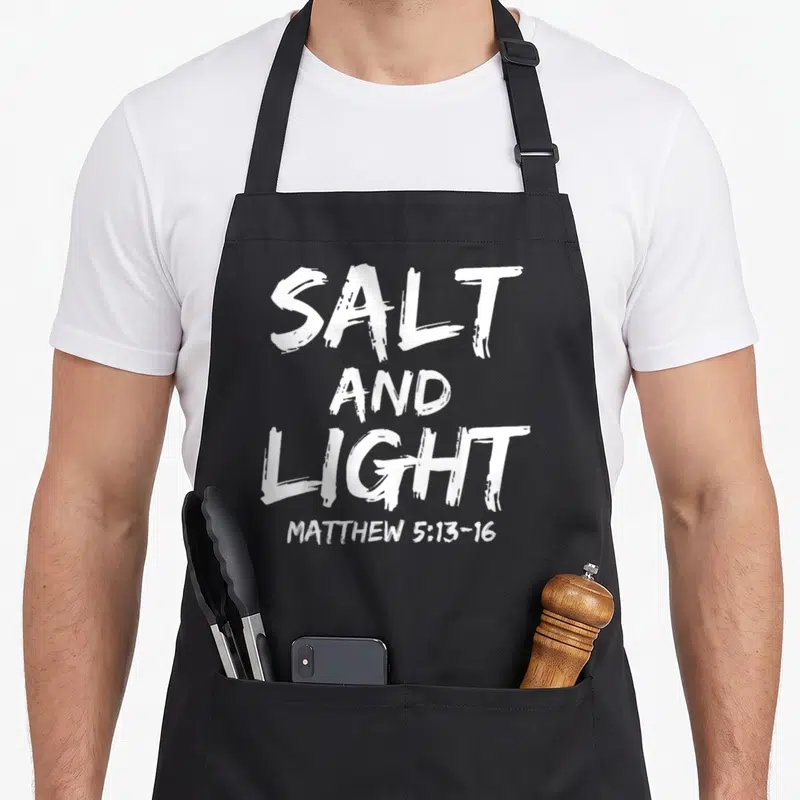 Tablier de cuisine noir avec inscription blanche Salt and Light Matthew 5:13-16 en style brush.