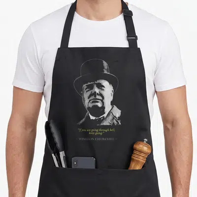 Tablier de cuisine noir avec portrait stylisé de Winston Churchill et citation en jaune