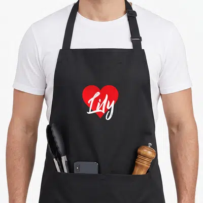 Tablier de cuisine noir avec un grand cœur rouge et linscription en blanc I Love Lily au centre.
