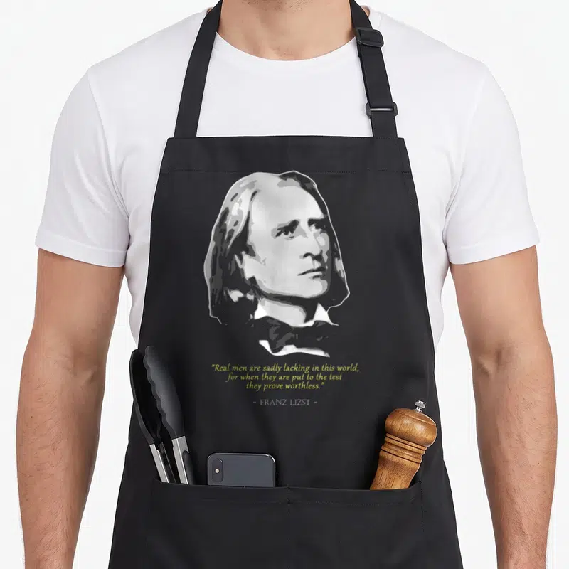 Tablier de cuisine noir avec portrait stylisé de Franz Liszt et citation en anglais jaune sur fond uni.