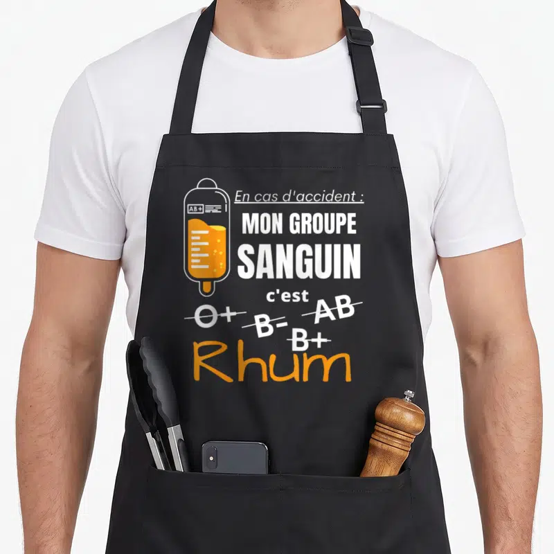Tablier de cuisine noir avec illustration poche à perfusion orange et texte sur le rhum comme groupe sanguin.