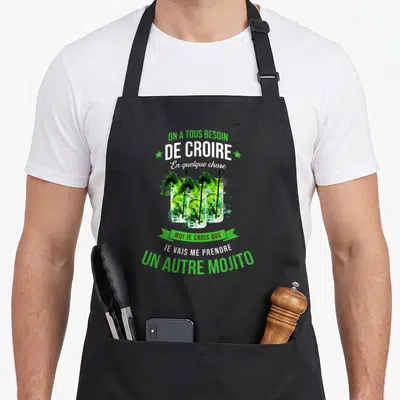 Tablier de cuisine noir avec trois verres de mojito verts et le texte On a tous besoin de croire un autre mojito