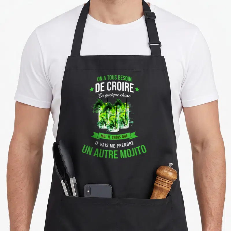 Tablier de cuisine noir avec trois verres de mojito verts et le texte On a tous besoin de croire un autre mojito