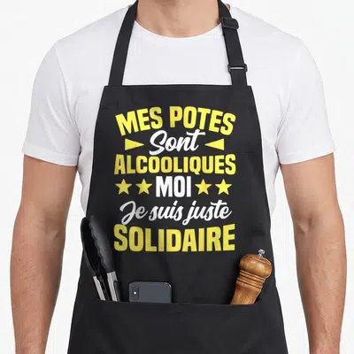 Tablier de cuisine noir avec le texte jaune et blanc Mes potes sont alcooliques moi solidaire.