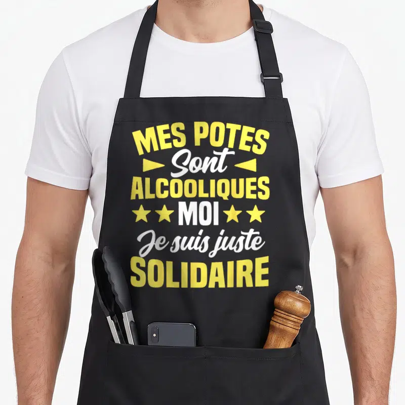 Tablier de cuisine noir avec le texte jaune et blanc Mes potes sont alcooliques moi solidaire.