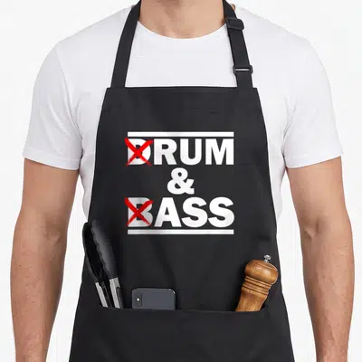 Tablier de cuisine noir avec l'inscription Drum et Bass barrée en rouge par des croix vives.