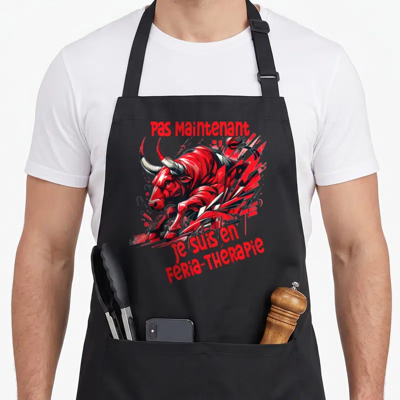 Tablier de cuisine noir avec illustration d'un taureau rouge et texte Pas Maintenant Je suis en Feria-Thérapie