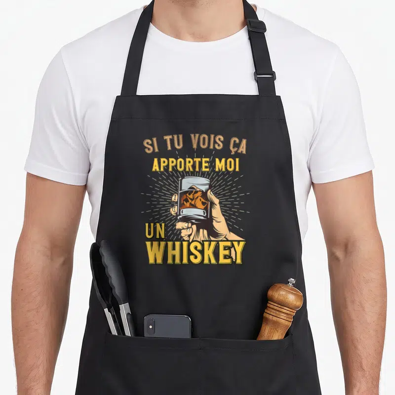 Tablier de cuisine noir avec une main tenant un verre de whisky et le texte Si tu vois ça apporte moi un whisky en jaune.