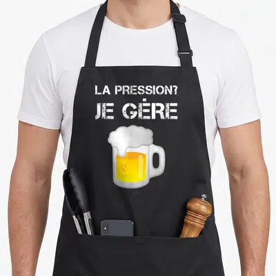 Tablier de cuisine noir avec inscription blanche et illustration de mug de bière jaune à la mousse blanche.