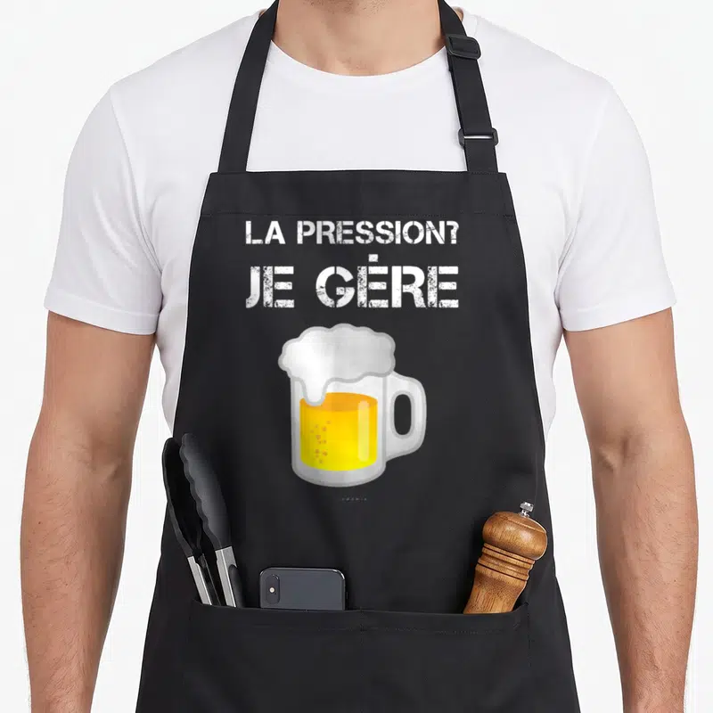 Tablier de cuisine noir avec inscription blanche et illustration de mug de bière jaune à la mousse blanche.