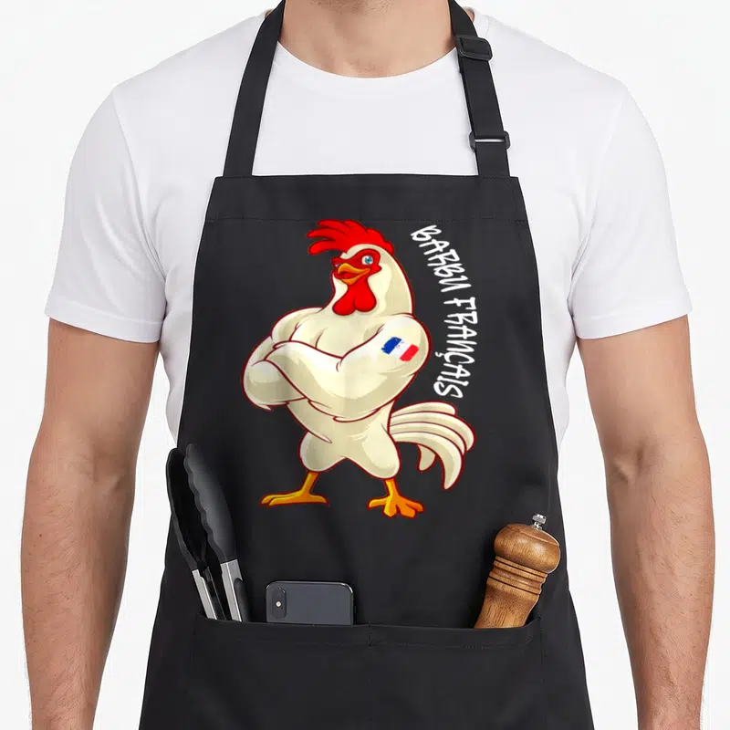 Tablier de cuisine noir avec illustration d'un coq aux bras croisés et drapeau français sur l'aile.