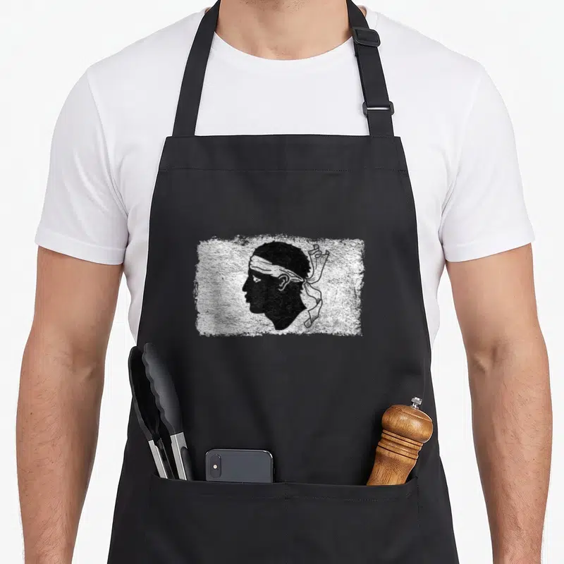 Tablier de cuisine noir avec le motif Moors Head d'Ajaccio en gravure blanche.