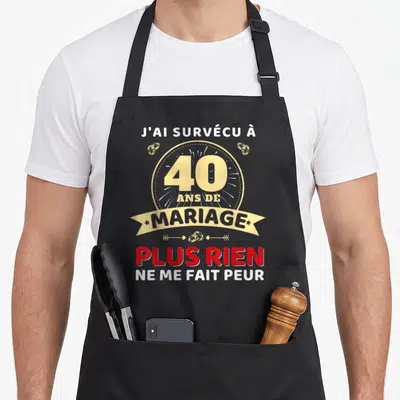 Tablier de cuisine noir avec inscription 40 ans de mariage plus rien ne me fait peur et anneaux dorés.