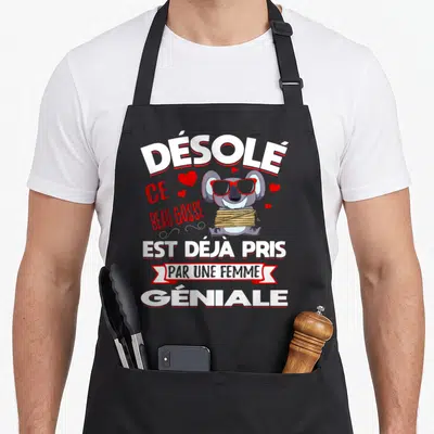 Tablier de cuisine noir avec koala lunettes rouges et texte désolé ce beau gosse est déjà pris par une femme géniale.