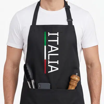 Tablier de cuisine noir avec le mot ITALIA en lettres blanches verticales et une bande tricolore italienne à côté.