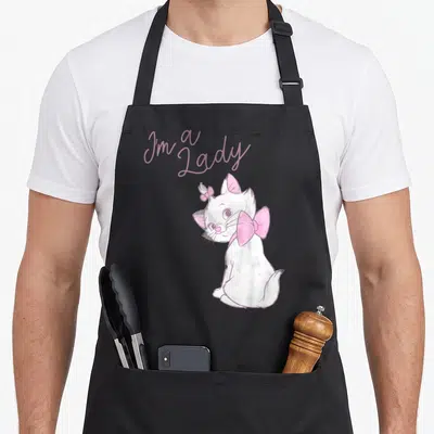 Tablier de cuisine noir avec illustration de Marie chat blanc et nœud rose et texte I'm A Lady en haut.