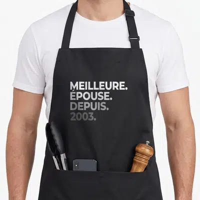 Tablier de cuisine noir avec l'inscription Meilleure Épouse Depuis 2003 en typographie blanche et grise.