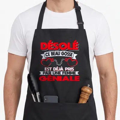 Tablier de cuisine noir avec inscription rouge et blanche Désolé ce beau gosse est déjà pris par une femme géniale sur fond gris uni.