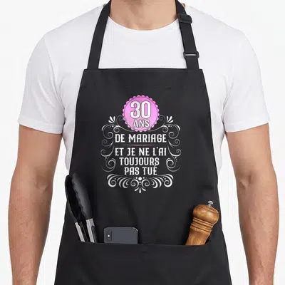 Tablier de cuisine noir avec 30 ans de mariage et je ne l'ai toujours pas tué en blanc et rose.