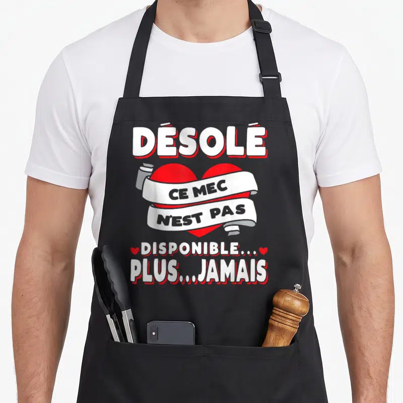 Tablier de cuisine noir avec inscription désolé ce mec n'est pas disponible plus jamais sur un cœur rouge et une bannière blanche.