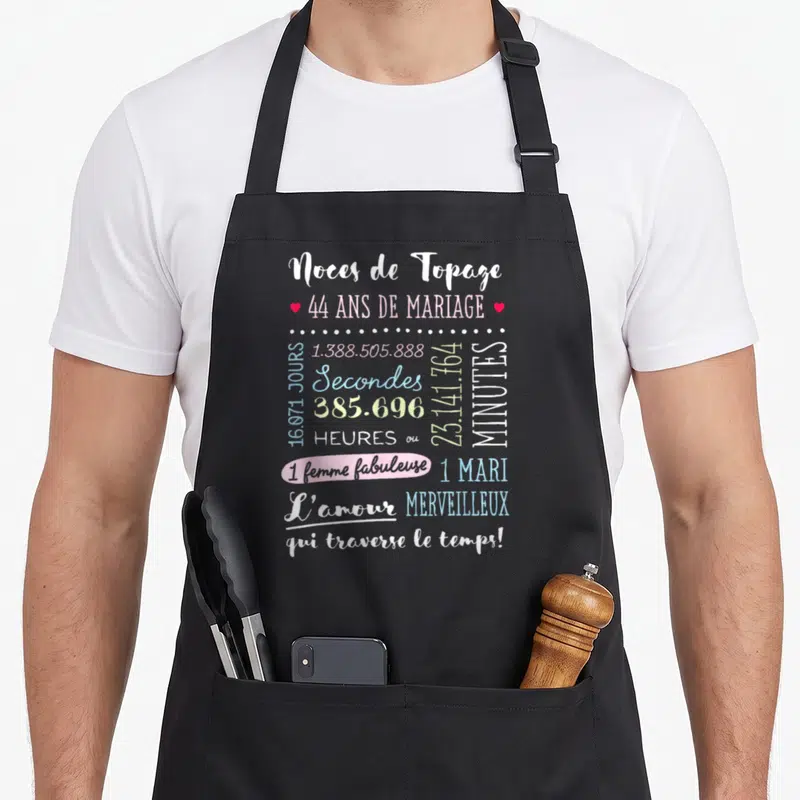 Tablier de cuisine noir avec inscription Noces de Topaze 44 ans de mariage et statistiques romantiques en couleurs pastel.