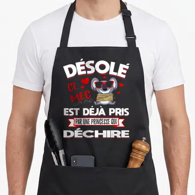 Tablier de cuisine noir avec un koala attaché portant des lunettes rouges et des cœurs.