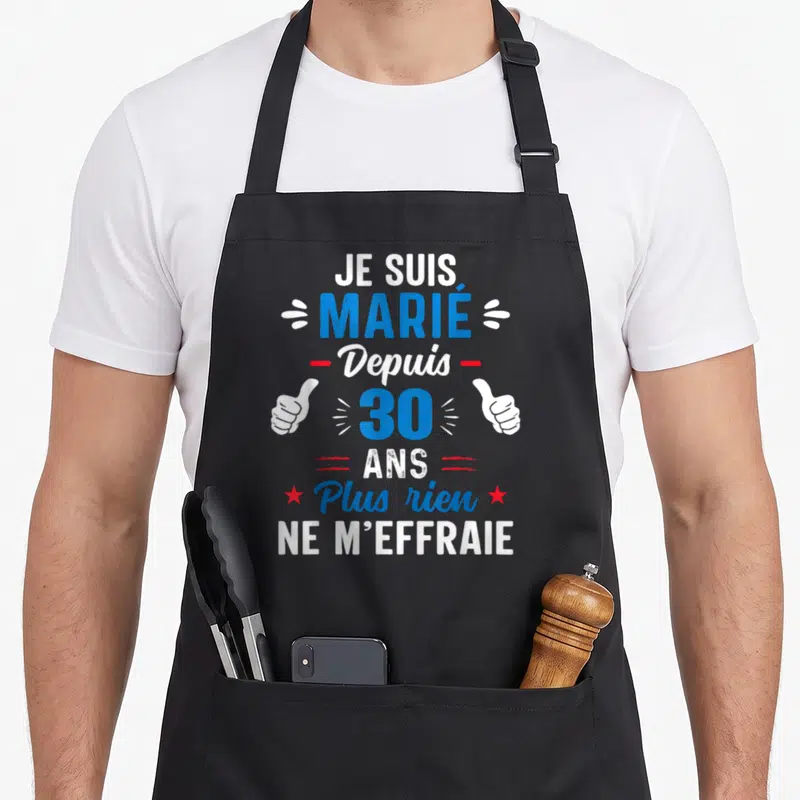 Tablier de cuisine noir avec inscription Je suis marié depuis 30 ans plus rien ne m'effraie et deux pouces levés.