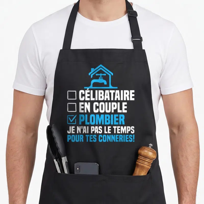 Tablier de cuisine noir avec une illustration de robinet et la mention Plombier Je n'ai pas le temps pour tes conneries imprimée en blanc et bleu.
