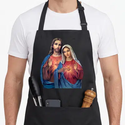 Tablier de cuisine noir avec l'illustration des cœurs de Jésus et Marie très proches l'un de l'autre.