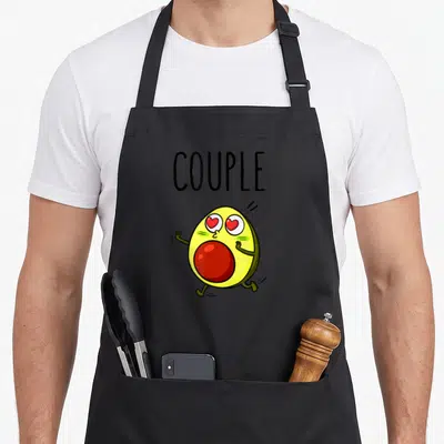 Tablier de cuisine noir avec un avatar d'avocat aux yeux en cœur et le texte Couple imprimé en haut