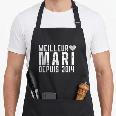 Tablier de cuisine noir avec l'inscription Meilleur Mari Depuis 2014 et un cœur dessiné à la main en blanc.