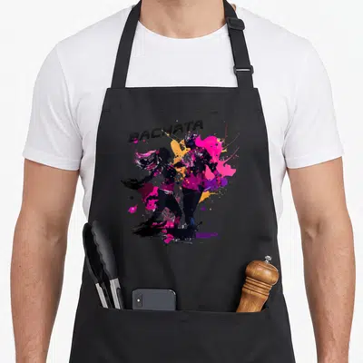 Tablier de cuisine noir avec deux silhouettes de danseurs bachata et des éclats de peinture colorés sur fond gris uni.